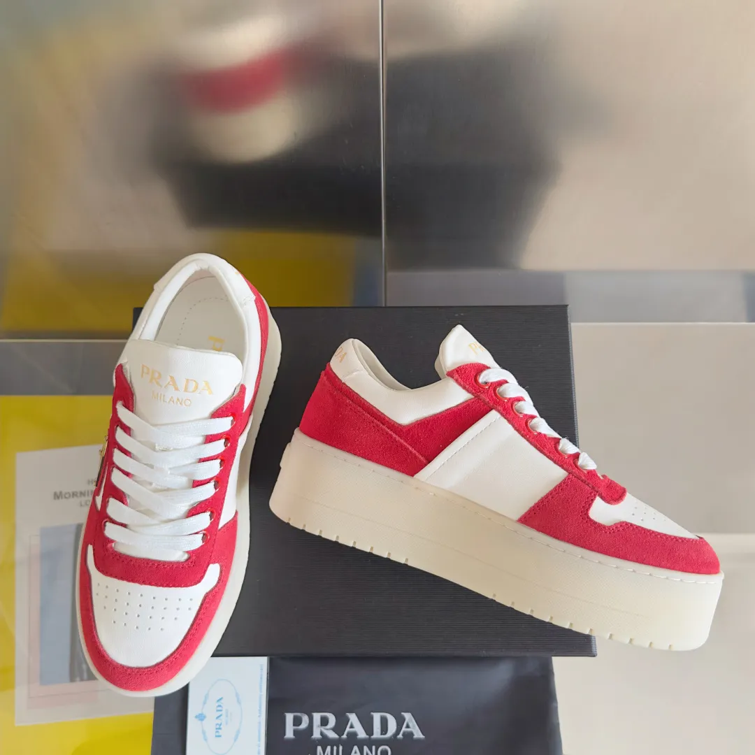 👟👟Ex-factory price 660👟👟 Top version Prada Latest Downtown Bold series Thick sole Platform shoes Triangle logo Casual sneakers White shoes Original purchase and development Production Downtown Bold sneakers are inspired by basketball shoes in the 1980s, with sporty design and exquisite details. Crafted from perforated leather, the statement platform sole provides a unique, modern style. The Prada logo is interpreted from different angles, decorated with the iconic enamel-coated triangular metal logo, highlighting the unique classic style. Exquisite packaging at the delivery counter🛍📦 ▪️Fabric: Original custom imported first-layer cowhide ▪️Inner lining: Original imported soft sheepskin ▪️Outsole: Original molded ultra-light foam material ▪️Sole thickness: 4.5CM ▪️Size: Women's 35-40